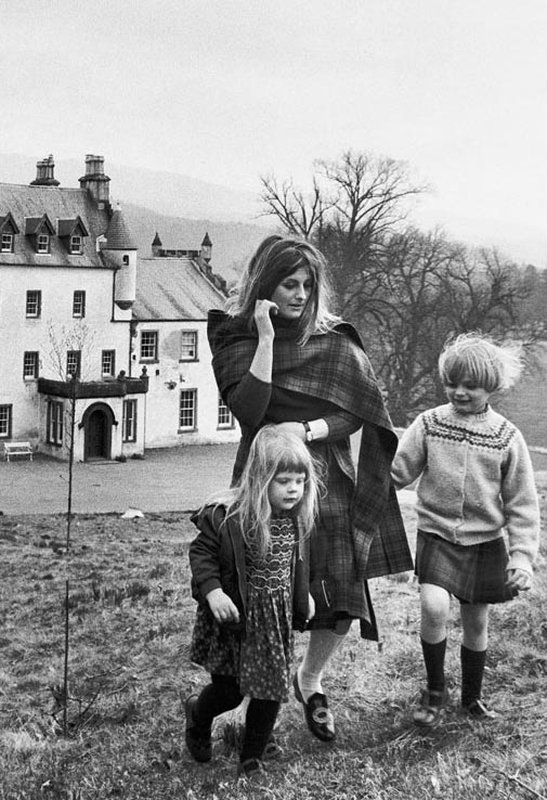 Aberuchill, Scozia, 1967. Con Allegra e Owen (foto di Patrick Lichfield).